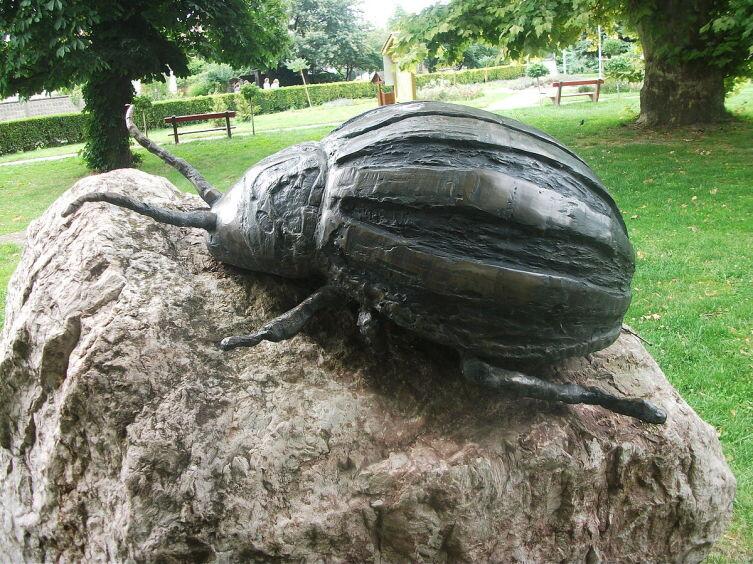 Памятник колорадскому жуку в Хедерваре, Венгрия