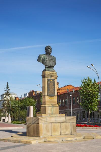 Памятник Маршалу авиации Александру Ивановичу Покрышкину