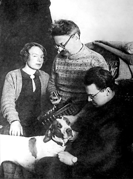 Л. Д. Троцкий с женой, сыном и собакой