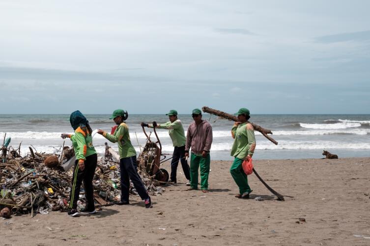 Сбор мусора на пляже, 27 января 2018 года, Кута, Бали, Индонезия