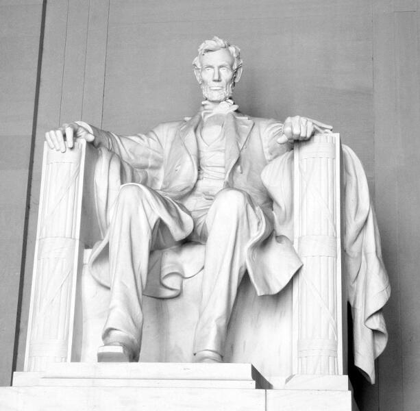 Статуя Линкольна внутри мемориала