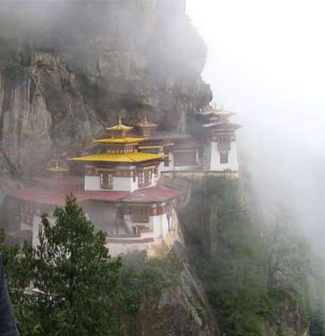 Монастырь Такцанг-лакханг («гнездо тигрицы»), в котором расположены основные пещеры медитации Падмасамбхавы, около Паро