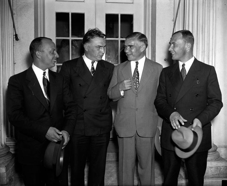 Байдуков, Чкалов, полпред СССР Трояновский и Беляков после приёма у президента США Рузвельта в Белом Доме. 28 июня 1937 г.