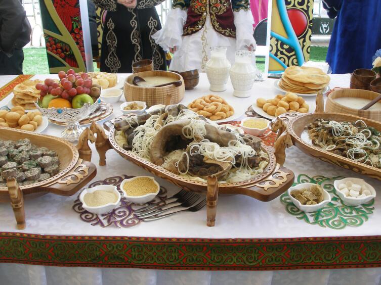 Казахские национальные блюда на праздничном столе
