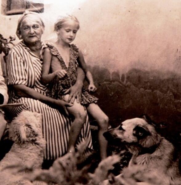 Бабушка Нина Ивановна с внучкой Вероникой. Слева внизу пудель Тяпа и справа восточно-европейская овчарка Ирма