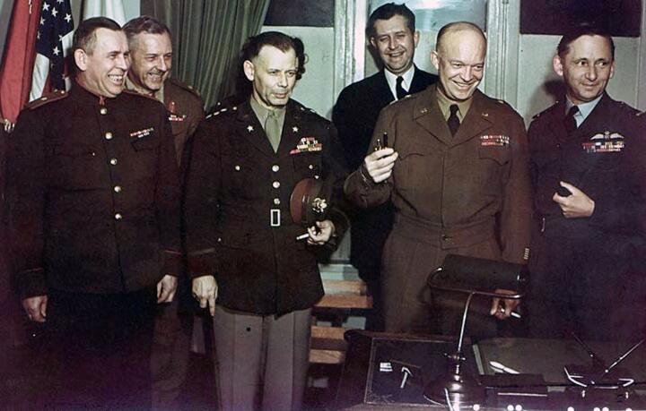 После подписания капитуляции. В первом ряду: Суслопаров, Смит, Эйзенхауэр, маршал авиации Королевских ВВС Артур Теддер (зам. Эйзенхауэра)