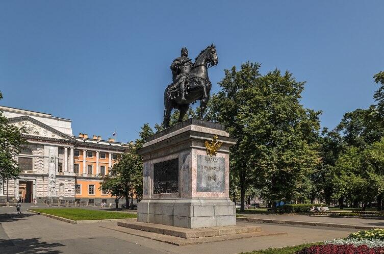 Памятник Петру Великому возле Михайловского замка в Санкт-Петербурге