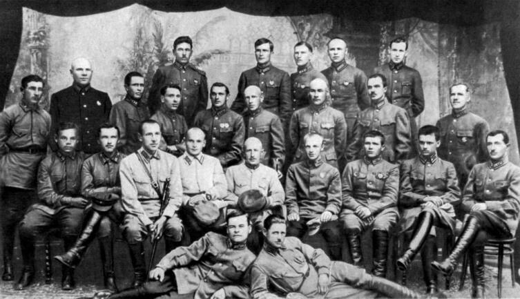 Слушатели ККУКС 1924—1925. К. К. Рокоссовский (стоит 5-й слева). Крайний — Г. К. Жуков