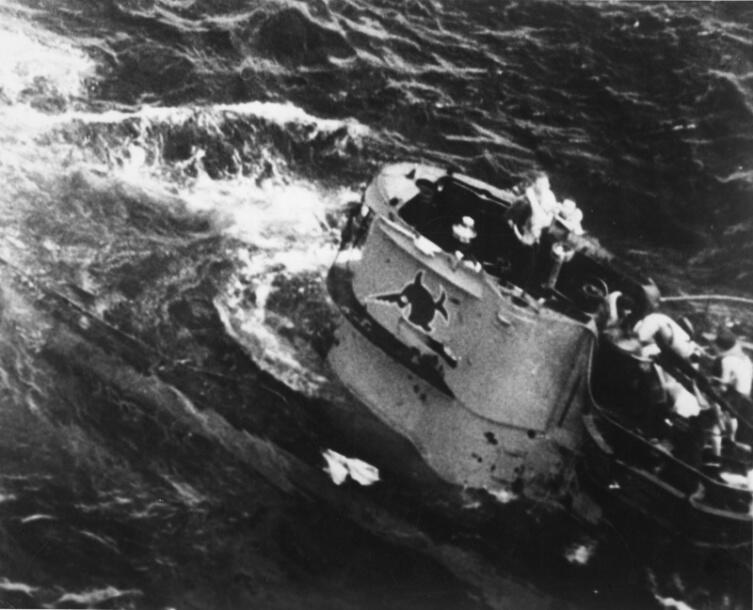 Экипаж немецкой подводной лодки U-664 покидает тонущую субмарину, 09.08.1943 г.