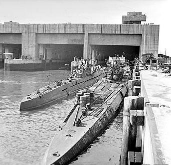Капитулировавшие германские субмарины перед воротами бункера «Дора» в Тронхейме. Май 1945 г.
