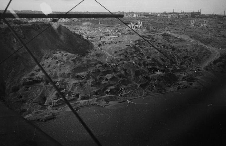 Вид с воздуха с борта самолета У-2 на берег Волги в Сталинграде после окончания боев, 1943 г.