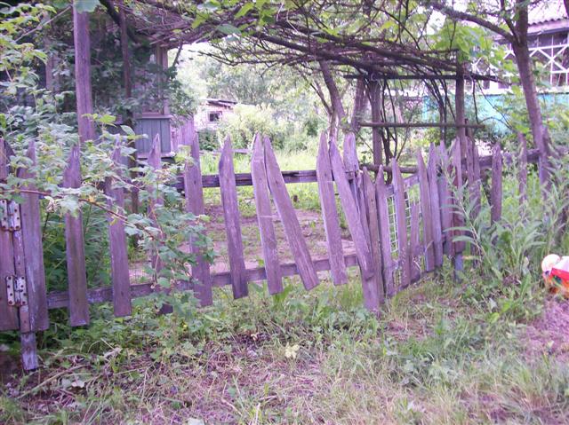 Деревянный забор - почти всегда дешево, но не всегда сердито