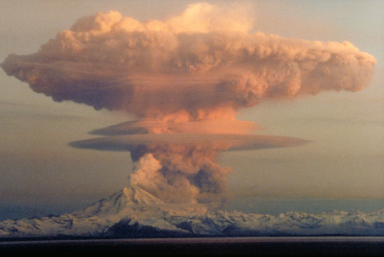 Извержение вулкана Редаут на Аляске в 1990 году относится к тому же типу, что и извержение Везувия 79 года, и называется плинианским