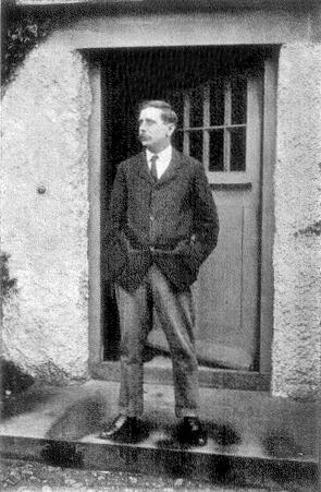 Уэллс в 1907 году возле двери своего дома в Сэндгейте