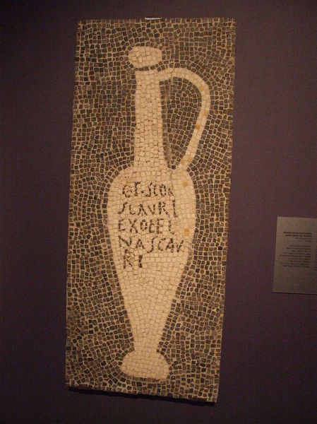 Мозаика, изображающая сосуд с лучшим из четырёх сортов гарума — G(ari) F(los) SCAM(bri) SCAURI (Помпеи, вилла крупного торговца гарумом)