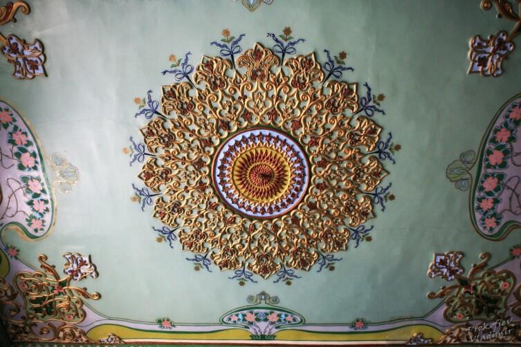 В доме для приёмов дворца Нуруллабая несколько пышно украшенных комнат с эклектичным декором