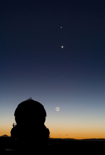 Меркурий на звёздном небе (вверху, над Луной и Венерой), Паранальская обсерватория