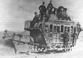 Конка с пассажирами на крыше и подножках, 1870 год