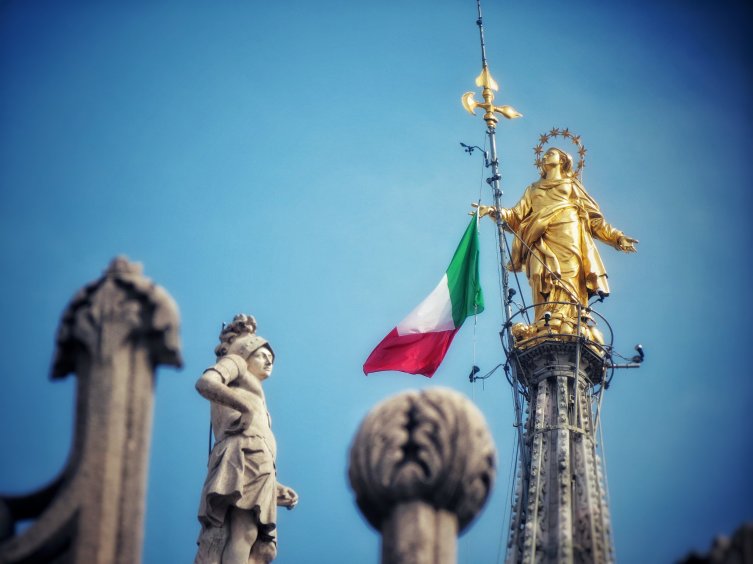 На шпиле собора — статуя Богородицы. В день Республики, 2 июня, рядом поднимают флаг Италии