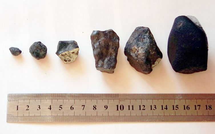 Осколки метеорита, пролетевшего над Челябинской областью 15 февраля 2013 г., найденные в Еткульском районе экспедицией Челябинского государственного университета
