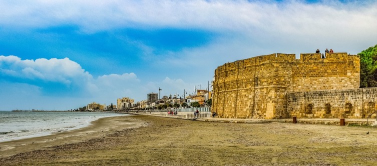 Старая крепость на набережной в Ларнаке, Кипр