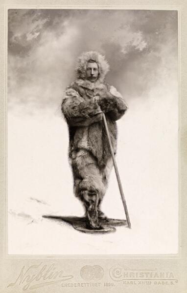 Амундсен в полярной экипировке, на ногах у него снегоступы. Постановочная фотография 1899 года