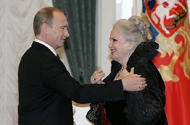  Владимир Путин вручает актрисе Элине Быстрицкой орден «За заслуги перед Отечеством» I степени, 29 апреля 2008 года