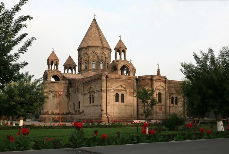 Эчмиадзинский монастырь, резиденция Католикоса Всех Армян