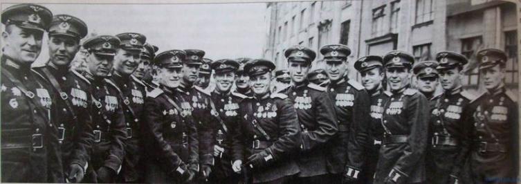 Попков (пятый справа) в группе летчиков Героев Советского Союза после Парада Победы