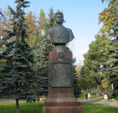 Памятник летчику Попкову в Екатерининском сквере, Москва
