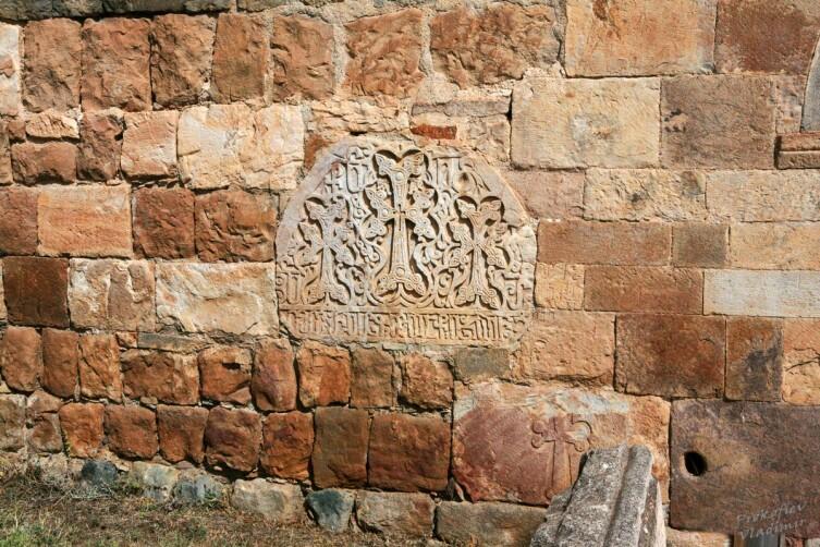 Вернашен. Фрагмент стены. Такие встроенные хачкары — непременный атрибут любого культового сооружения в Армении