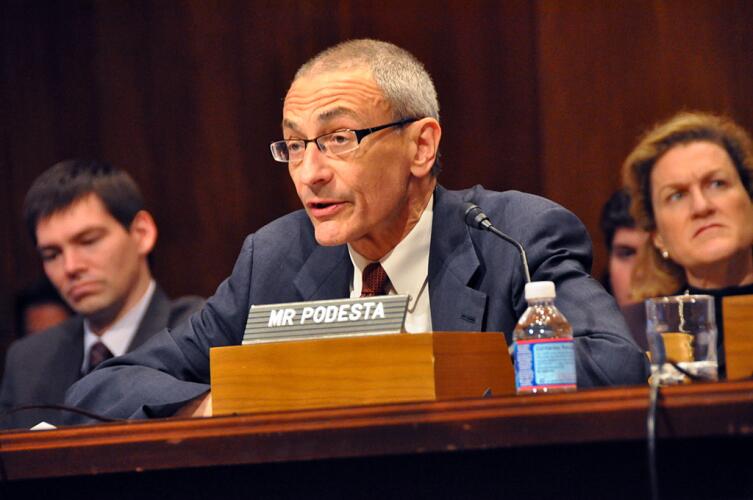 Джон Подеста выступает перед специальной комиссией комитета Сената США по бюджету на тему деятельности правительства