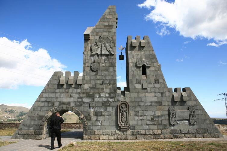 Монумент «Западные ворота Гориса»