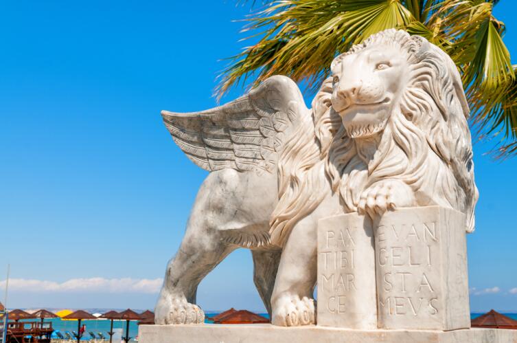 Ларнака, статуя льва