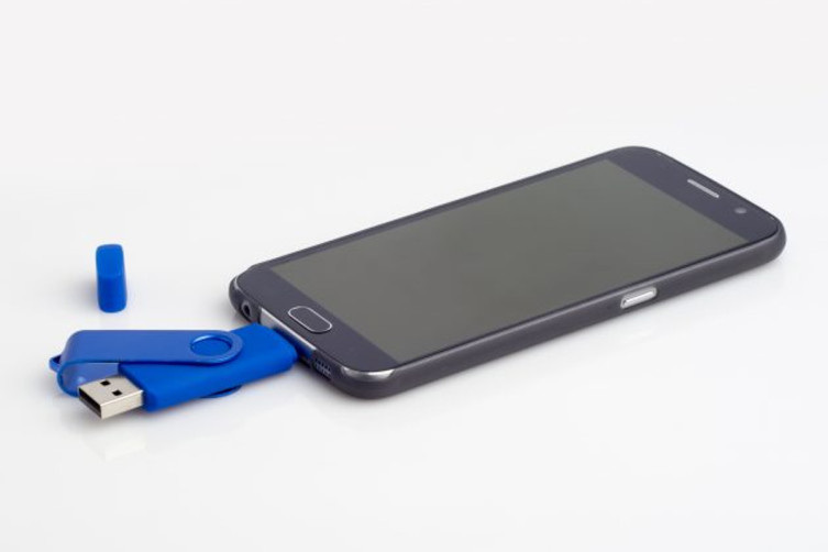 Идеальный случай — смартфон поддерживает USB OTG. Смело вставляем флэшку и записываем/считываем информацию