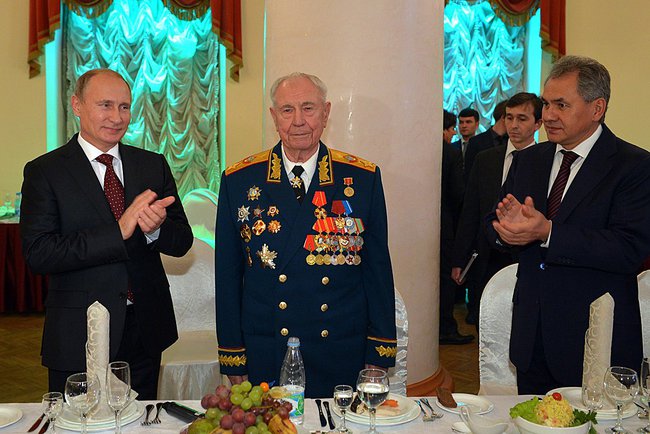 Президент России Владимир Путин и министр обороны Сергей Шойгу поздравляют Д. Т. Язова с 90-летием. 8 ноября 2014 года