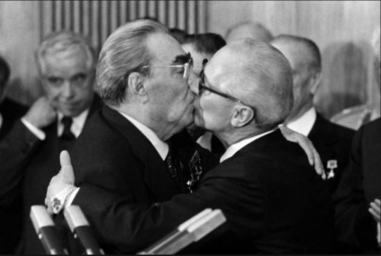 Поцелуй Брежнева и Хонеккера