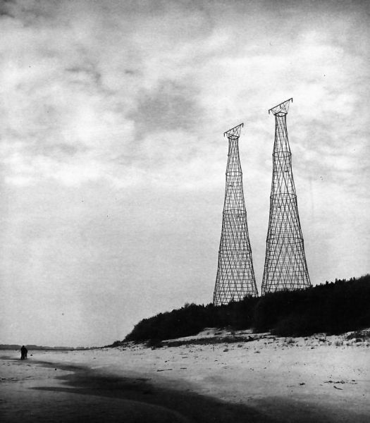 Две 128-метровые башни Шухова на берегу Оки, 1988 г.