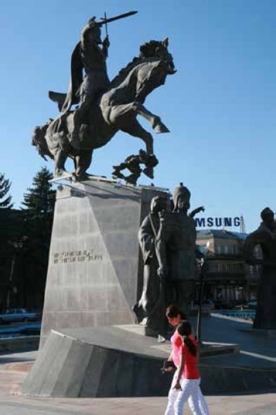 Гюмри, площадь Свободы(ныне Вардананц). Памятник полководцу Вардану Мамиконяну