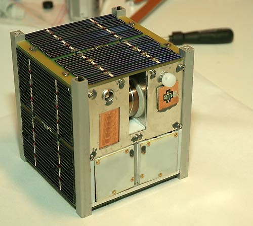 Спутник CubeSat размером 10×10×10 см, аналогичный, но в 2 раза меньше спутника Асгардии