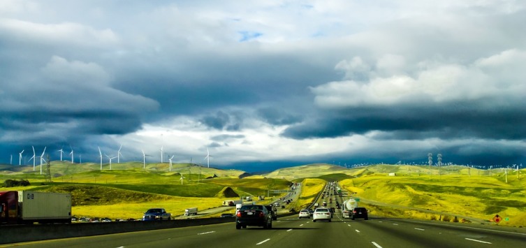 В Калифорнии запрещено выпрыгивать из авто, мчащегося со скоростью 120 км/ч