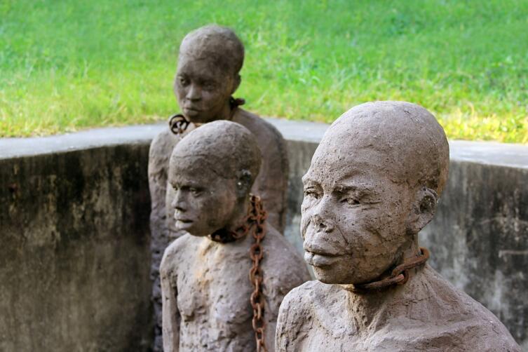 Памятник на площади работорговли в Стоун-Таун (Занзибар), Танзания