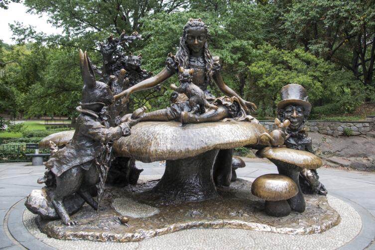 Персонажи сказки «Алиса в стране чудес» английского писателя Л. Кэрролла в Центральный парке Нью-Йорка в США