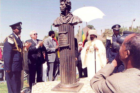Памятник Пушкину в Адис-Абебе (Эфиопия). Открыт 27 июня 2006 г. Скульптор Белашов А. М.