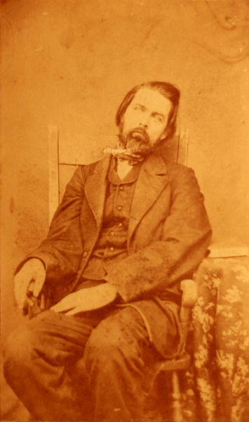 Посмертная фотография мужчины средних лет. Тело усажено в позе живого человека (около 1860 года)
