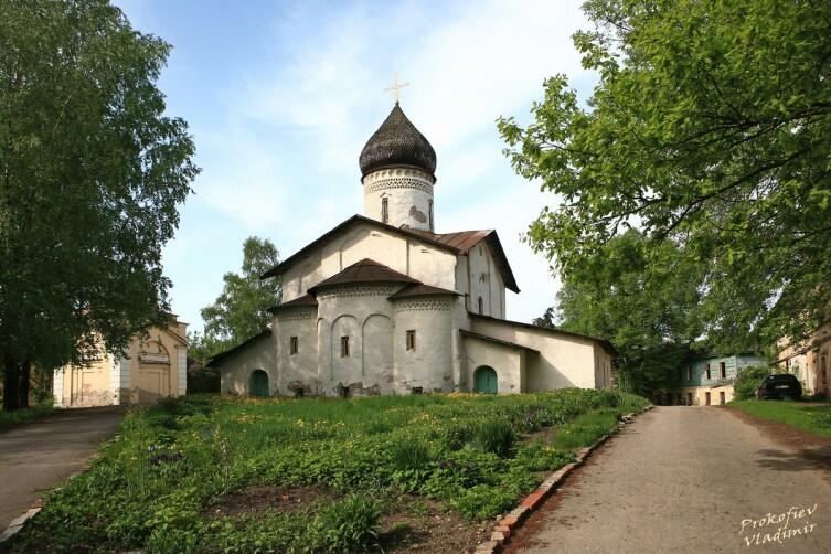 Вид с востока на церковь бывшего Старовознесенского девичьего монастыря