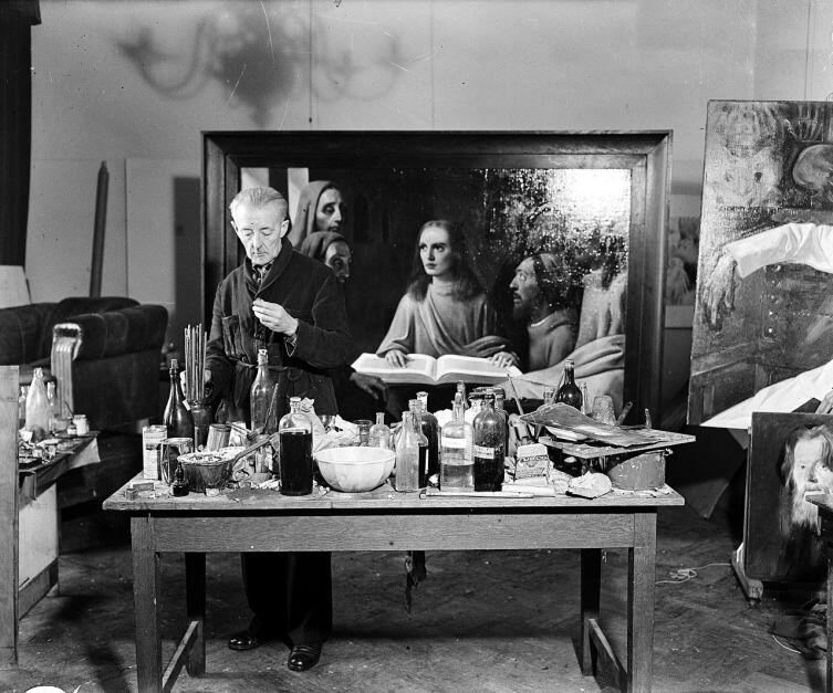 Ван Мегерен в 1945 году пишет картину «Иисус среди книжников» для судебного эксперимента