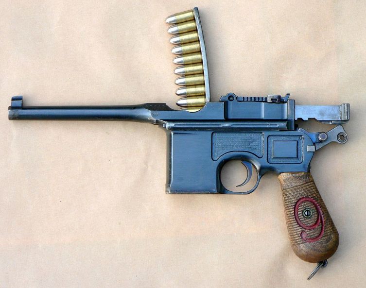 Заряжание неотъёмного магазина пистолета Mauser C96 с помощью обоймы