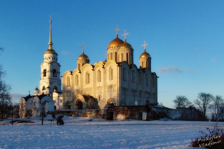 Успенский Собор во Владимире. Изначально одноглавый, но уже к концу XII века он стал пятиглавым