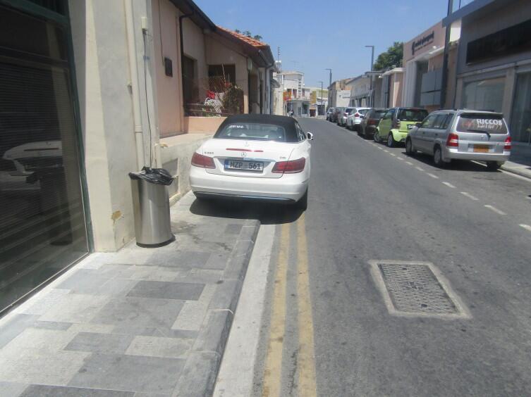 Парковка на тротуаре в Пафосе